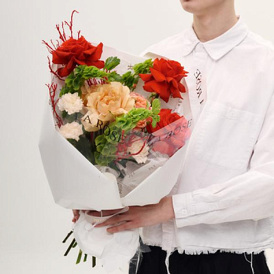 Авторский букет с розами и молюцеллой